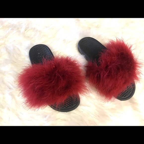 COPY - Nike fuzzy furry slides - Picture 3 of 5